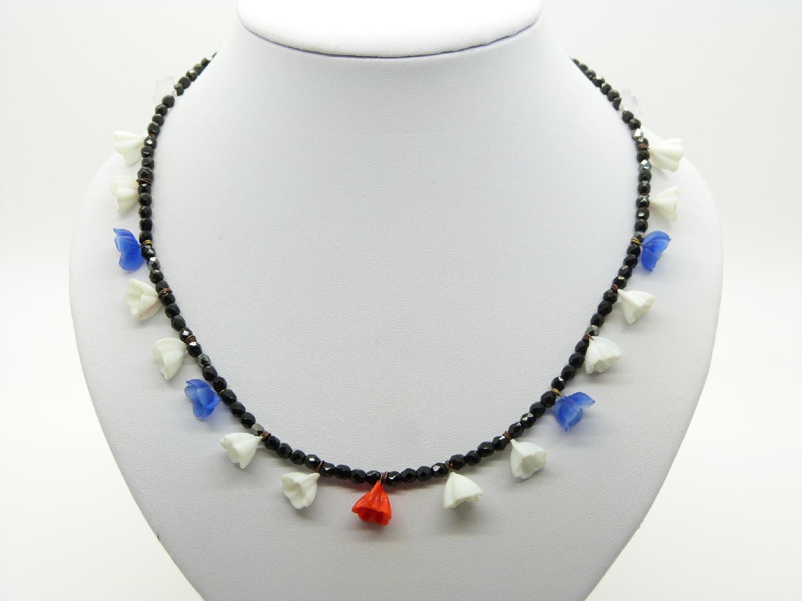 £24.00 - Vintage 70s Pretty Black Glass Bead Necklace with Glass Flower Charms 49cms