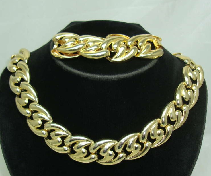 chunky gold link necklace. Vintage 80s Chunky Gold Link