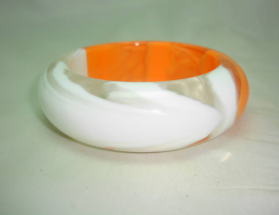 £24.00 - Fab Chunky White and Orange Lucite Acrylic Marble Effect Design Bangle