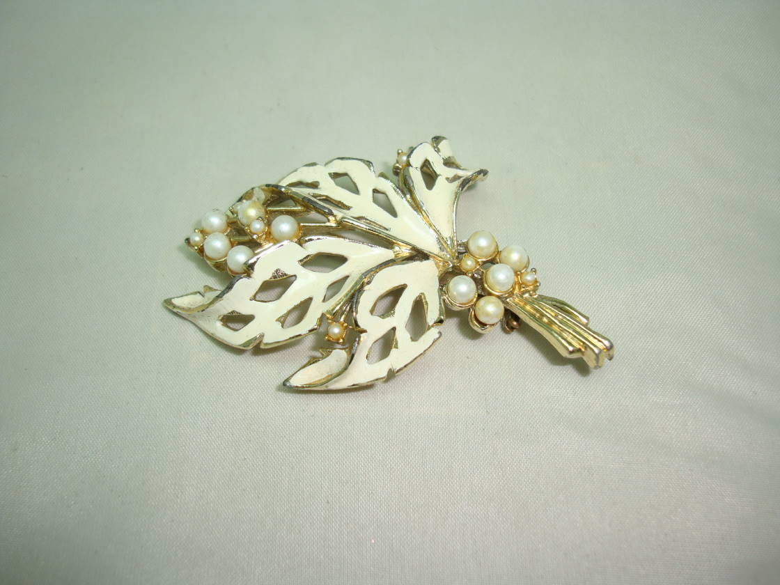 £18.00 - Vintage 50s Cream Floral Enamel Design Brooch Set with Faux Pearls Pretty