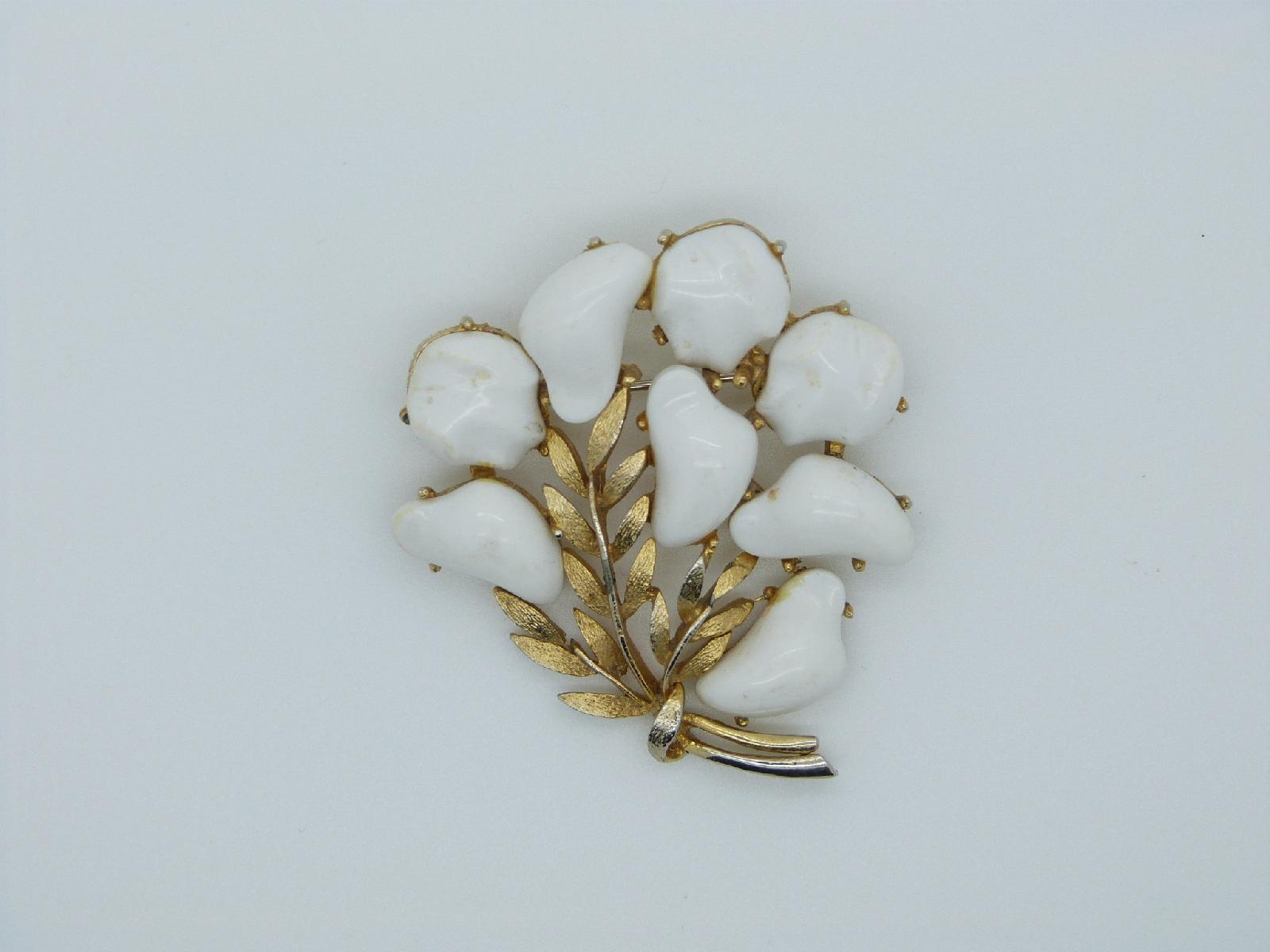 £16.00 - Vintage 50s Winter White Lucite Floral Design Goldtone Brooch Pretty 6cms