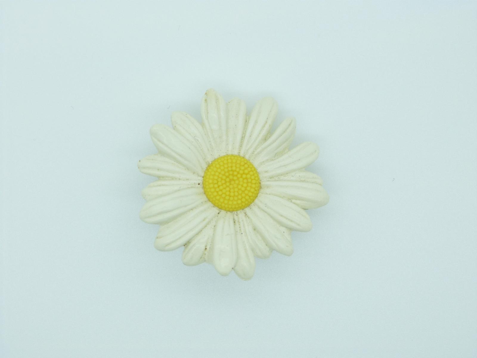 £20.00 - Vintage 70s Very Cute and Quirky White Daisy Flower Solid Perfume Brooch 