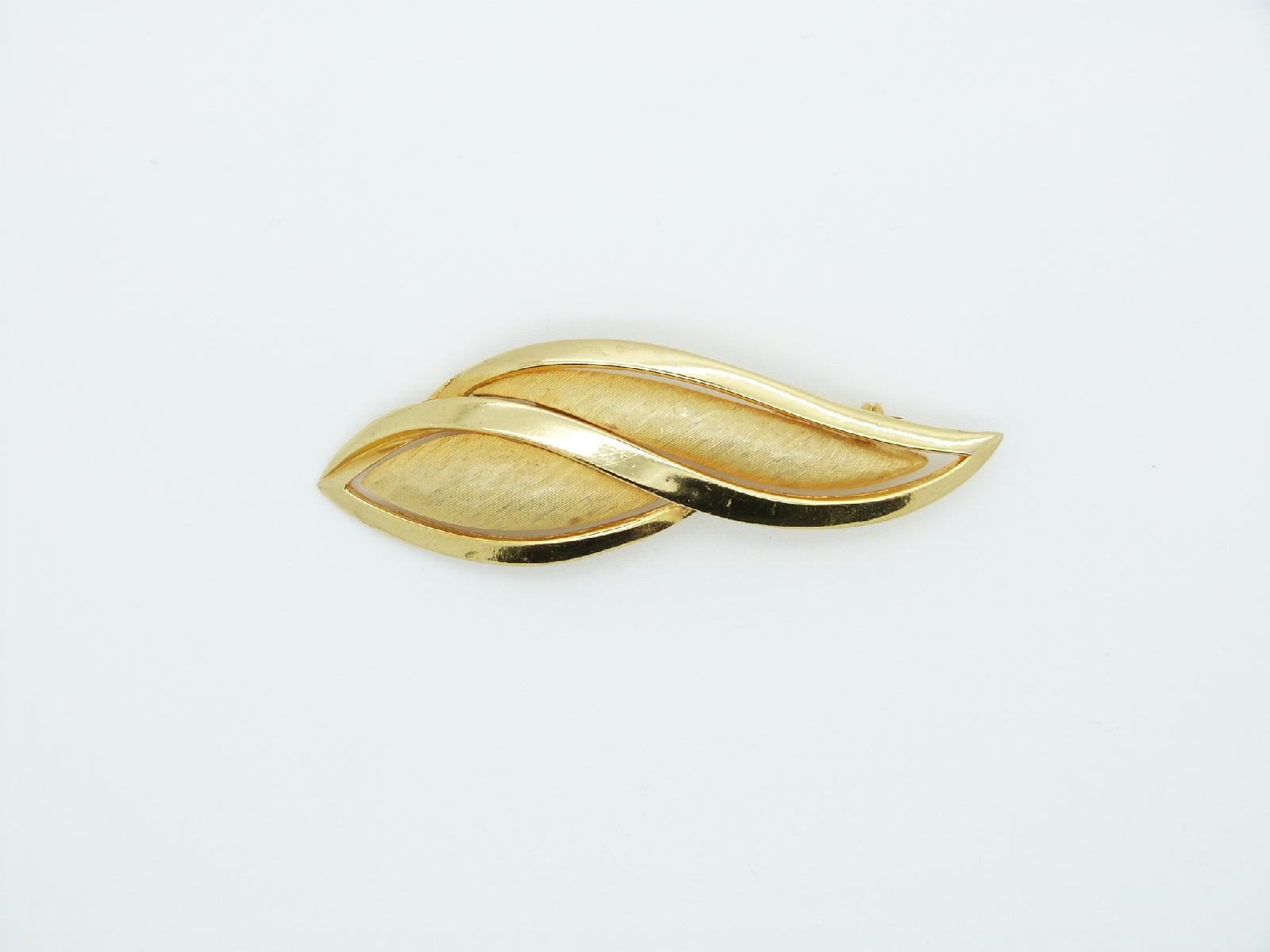£13.00 - Vintage 60s Signed Sphinx Quality Swirl Design Textured Goldtone Brooch