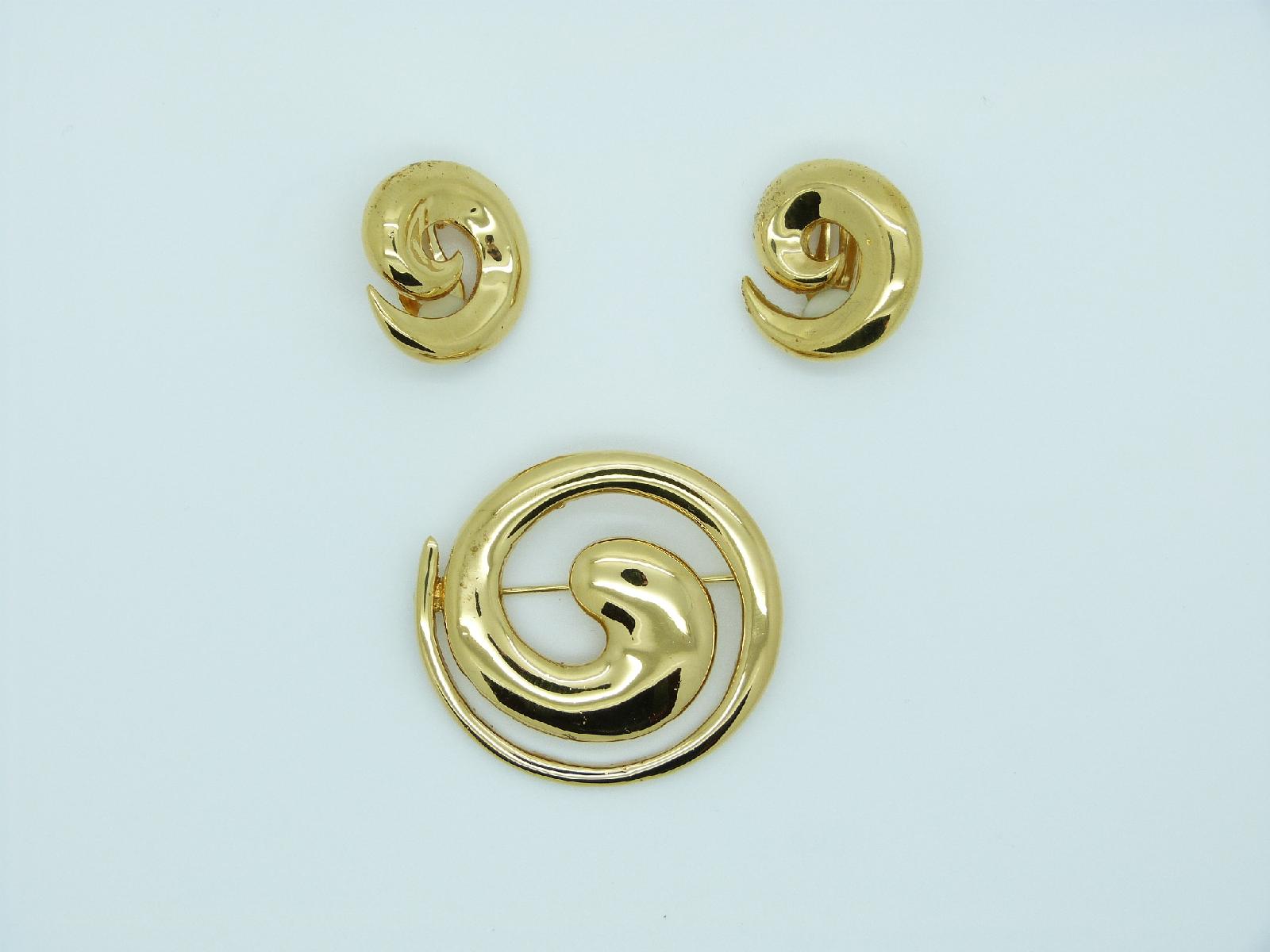 £25.00 - Vintage 90s Signed M&S Round Goldtone Brooch and Clip On Earrings Set