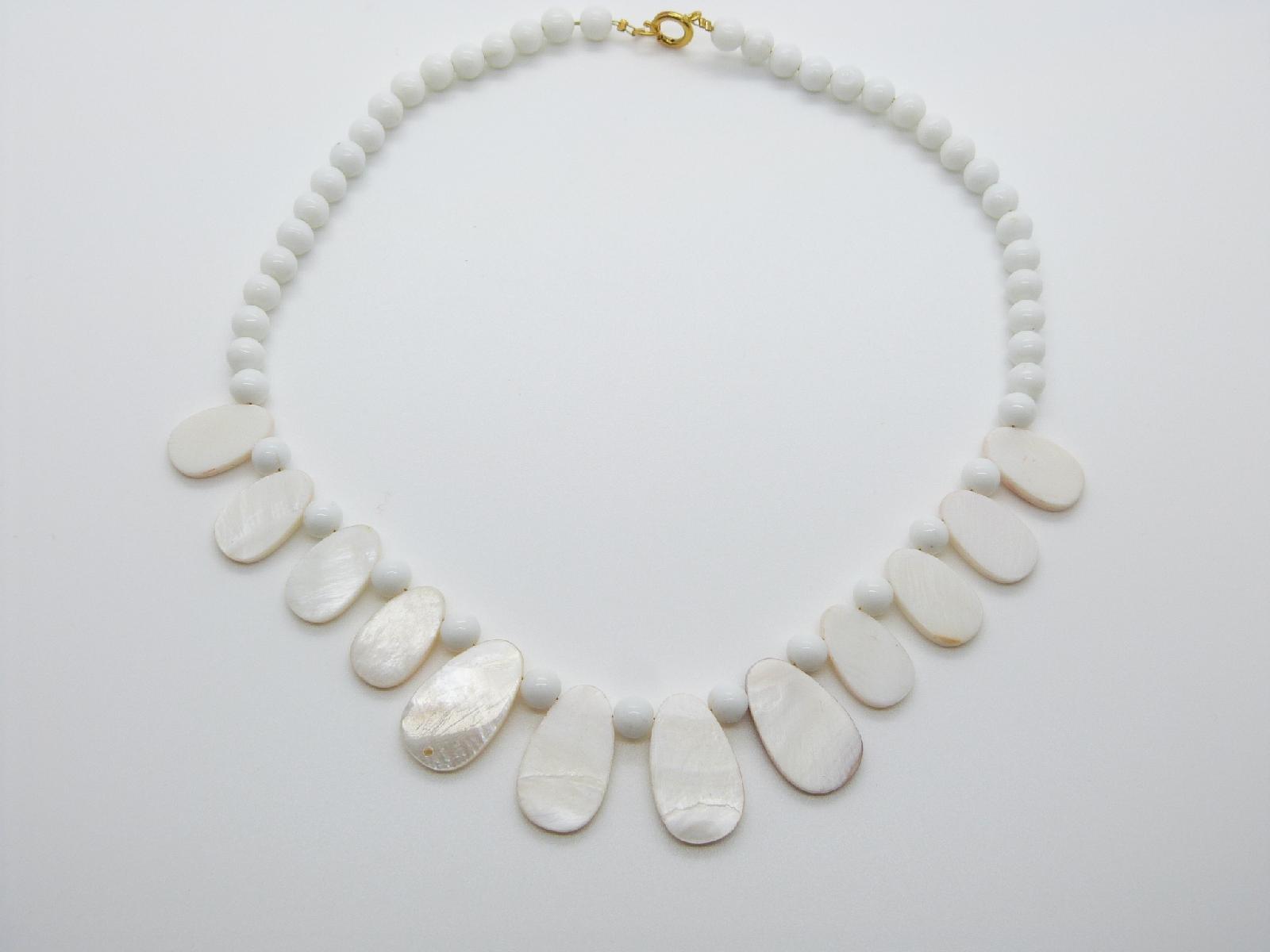 £14.00 - Vintage 50s White Glass and Mother of Pearl Drop Bead Necklace Stunning