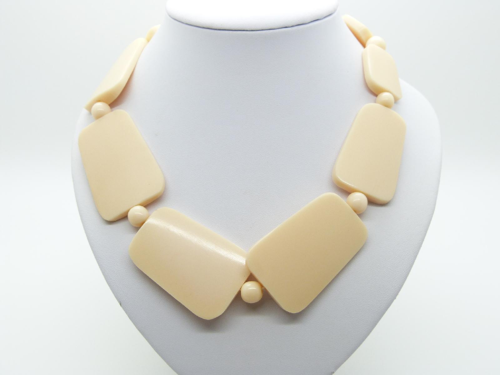 £13.00 - Stylish and Chic Chunky Cream Bead Acrylic Plastic Statement Necklace 