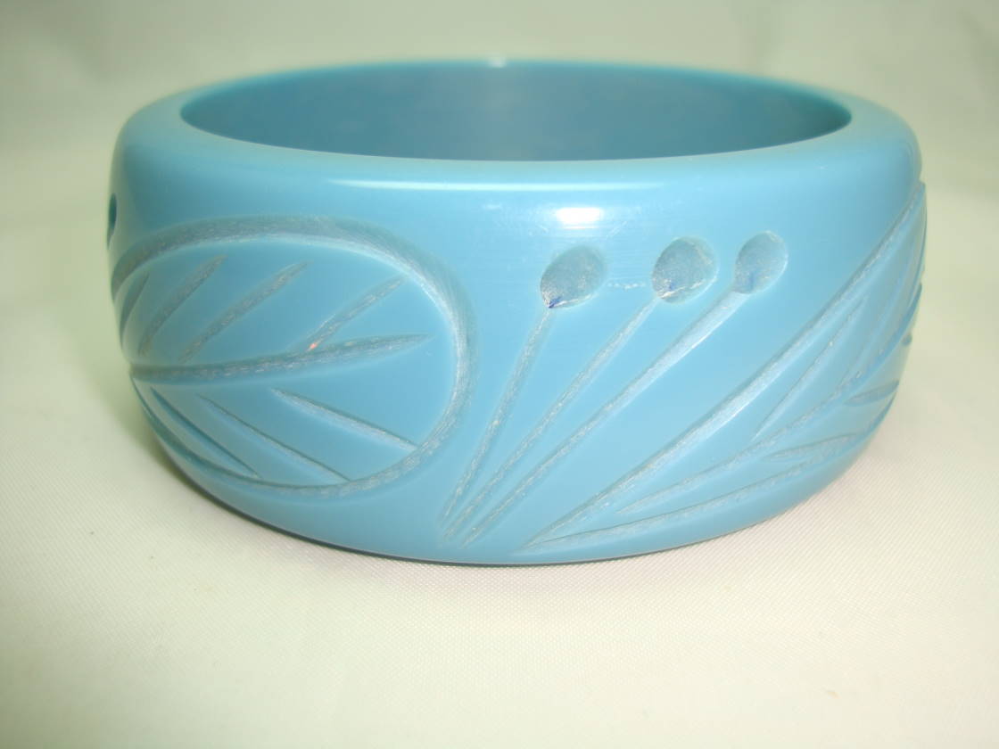 £18.00 - Vintage 50s Style Wide Turquoise Blue Carved Floral Plastic Bangle