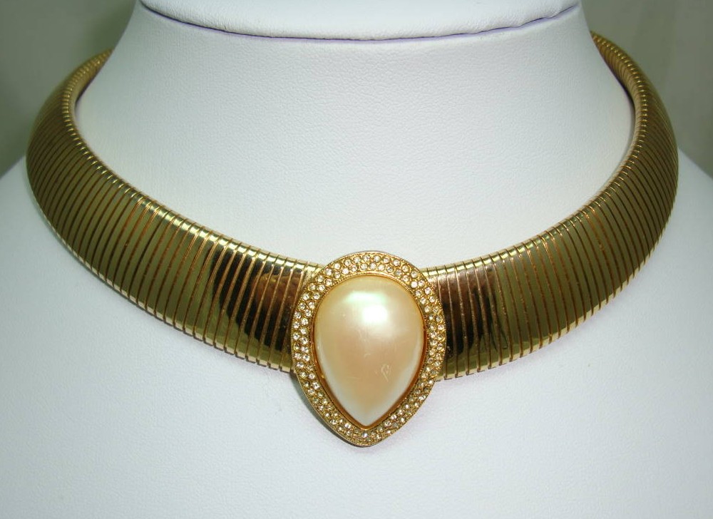 £32.00 - 1980s Wide Flexible Faux Pearl Diamante Cleopatra Collar Gold Necklace
