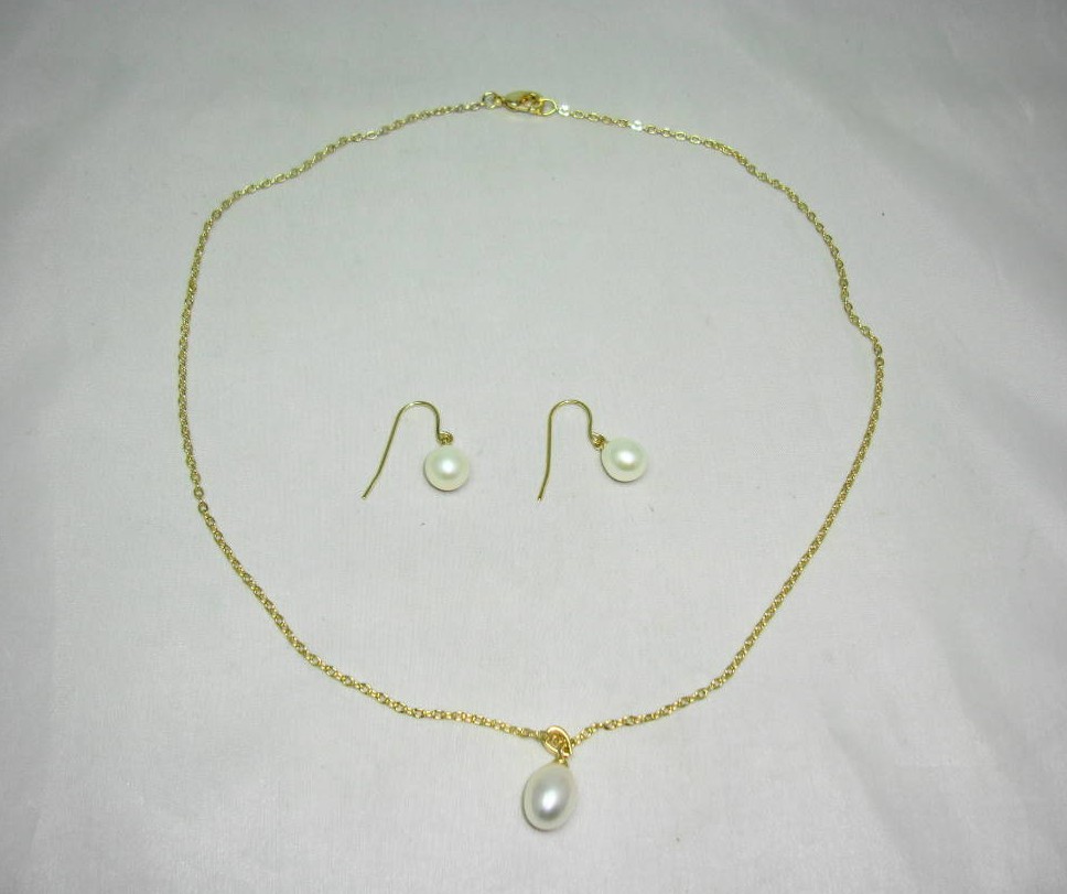 £16.00 - Beautiful Cultured Pearl Drop Pendant and Chain and Matching Earrings
