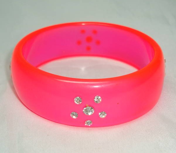 £8.00 - Vintage 80s Neon Pink Lucite & Diamante Lucite Bangle