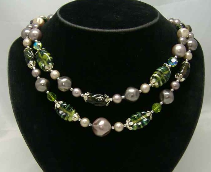 £26.00 - 1950s 2 Row Faux Pearl & Green Art Glass Bead Necklace