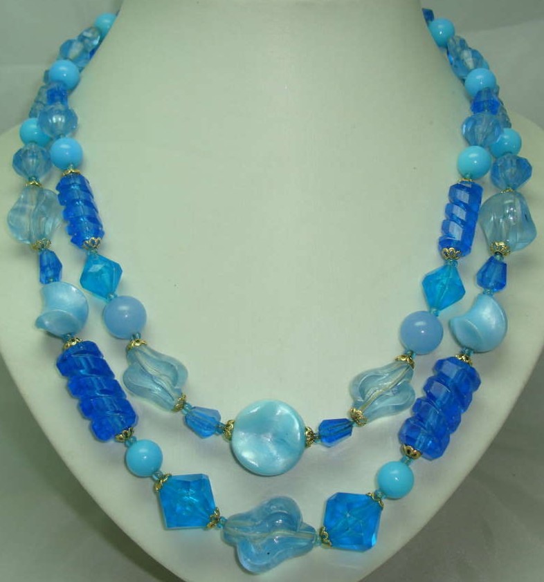 £18.00 - Vintage 50s 2 Row Shades of Blue Lucite Bead Necklace 