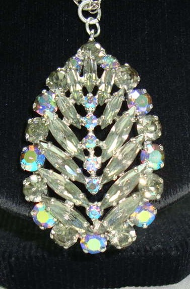 £23.00 - Vintage 50s Large Sparkling AB Diamante Teardrop Pendant Necklace