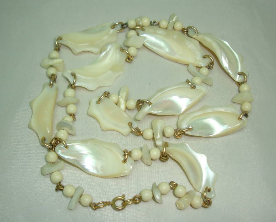 £28.00 - Vintage 50s Fab Chunky Mother of Pearl Irregular Shape Link Necklace