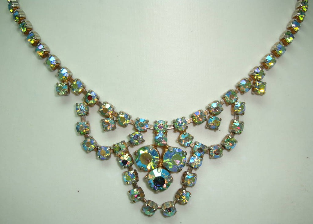 £30.00 - 1950s Sparkling Green AB Diamante Cascade Drop Necklace