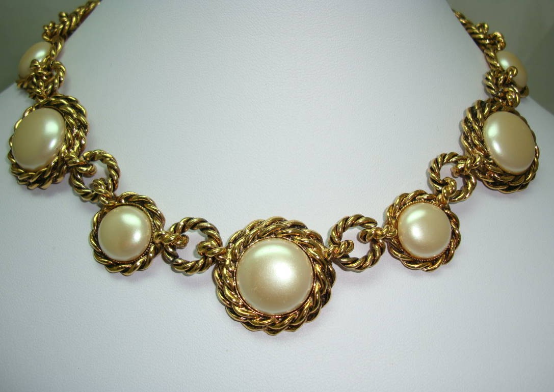 £35.00 - 1980s Chunky Faux Pearl and Gold Chain Link Collar Necklace Stunning!