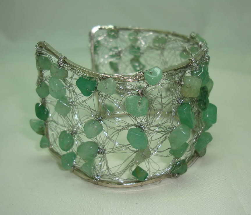 £19.00 - Unique Wide Knitted Wire Green Jade Bead Silvertone Cuff Bracelet 