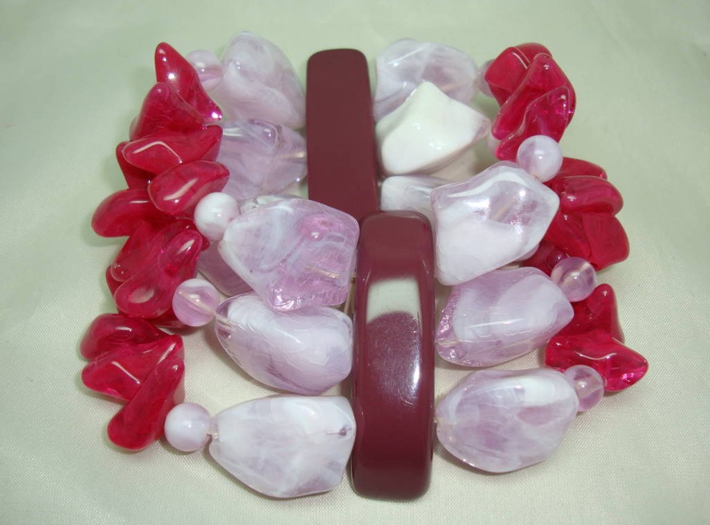 £19.00 - Fabulous Chunky Shades of Pink and Maroon Lucite Stretch Cuff Bracelet