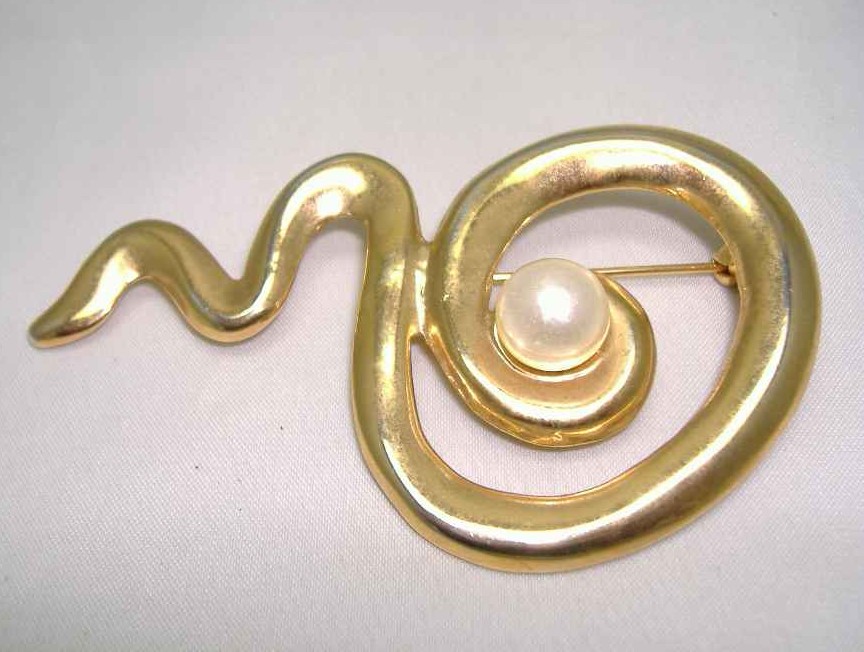 £12.00 - Vintage 80s Gold Swirl Squiggle Brooch with Faux Pearl