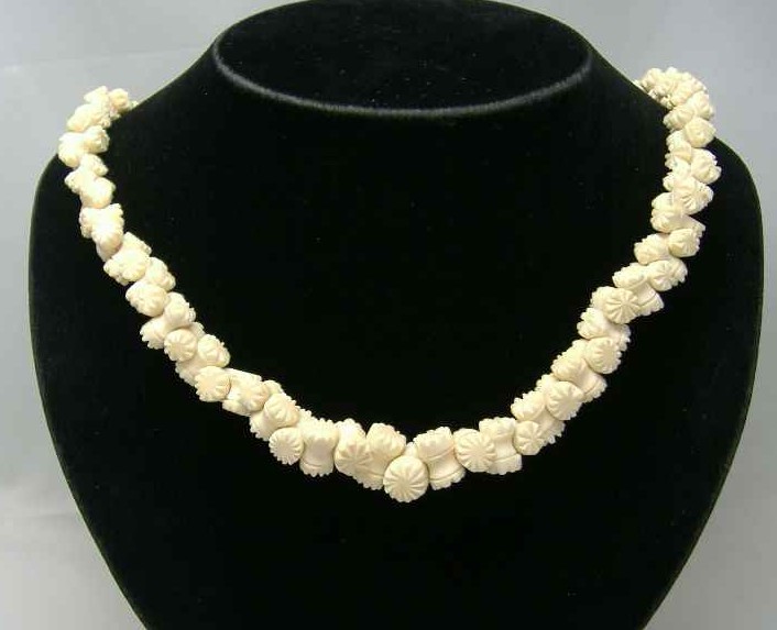 £40.00 - Stunning Antique Victorian Carved Bone Flower Bead Necklace WOW