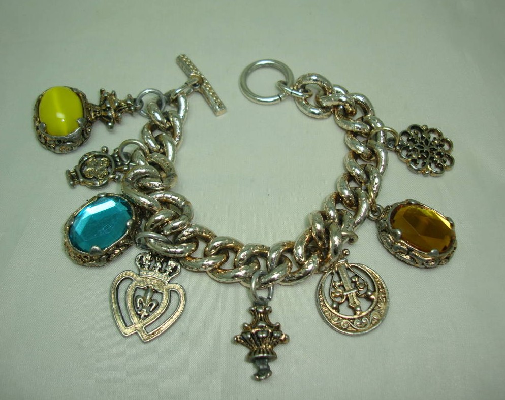 £35.00 - 1950s Unique and Fabulous Chunky Glass and Goldtone Charm Bracelet 