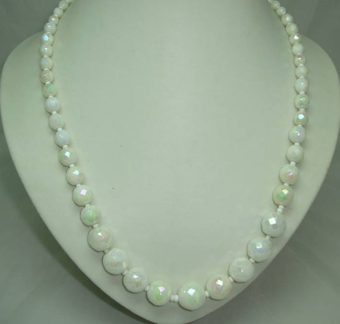 £17.00 - Vintage 50s Graduating White AB Glass Bead Necklace