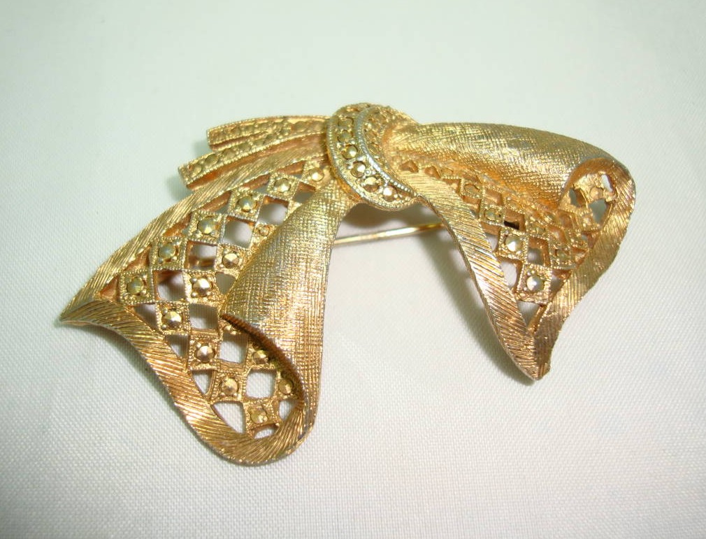 £12.00 - Vintage 60s Unusual and Unique Gold Marcasite Stylised Bow Shaped Brooch