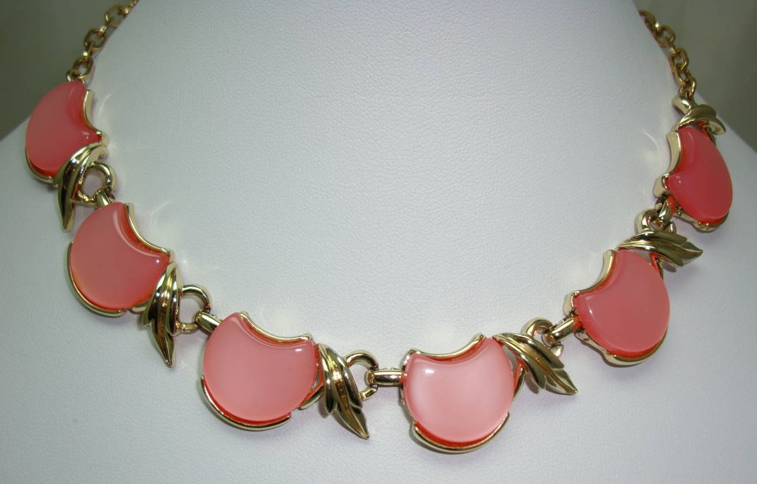 £30.00 - Vintage 50s Fab Pink Moonglow Lucite Fancy Link Gold Choker Necklace