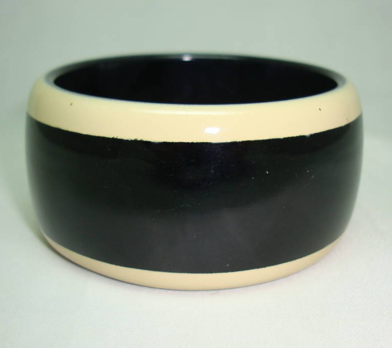 £14.00 - 80s Style Chunky Wide Black Plastic BangleTaupe Stripes