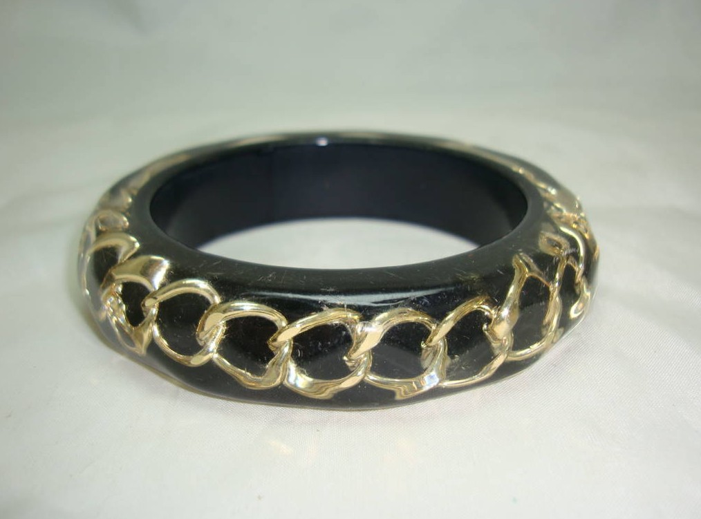 £20.00 - Stylish and Unusual Black and Clear Lucite Gold Chain Inset Bangle 