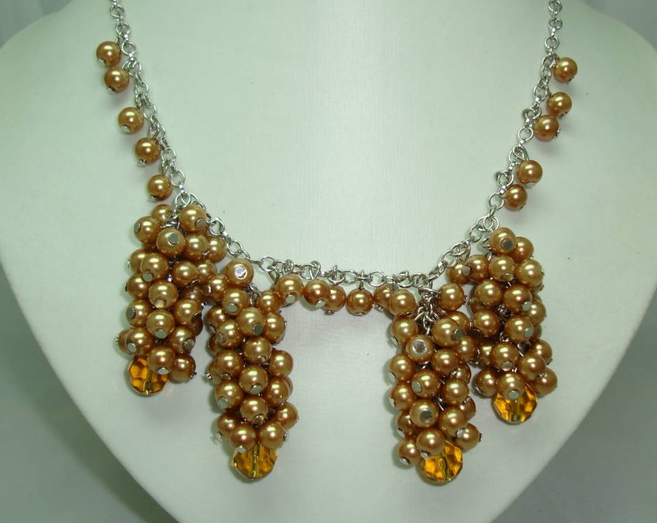 £26.00 - 1950s Style Gold Faux Pearl Bead Cluster Drop Necklace